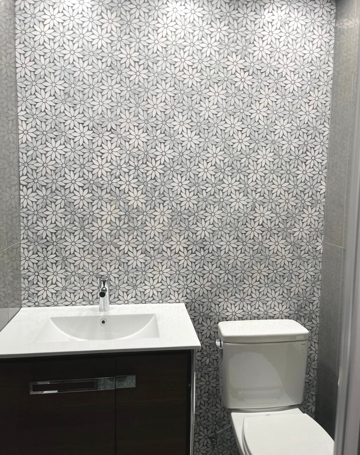 white daisy tile